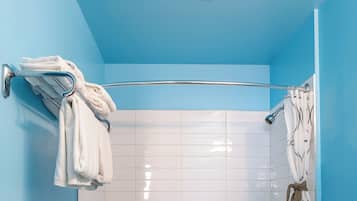 Rom – standard, 2 queensize-senger, ikke-røyk | Bad | Kombinert dusj/badekar, toalettartikler (inkludert) og hårføner