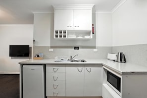Apartment, 2 Bedrooms, Free Wi-Fi & Parking | Private kitchen