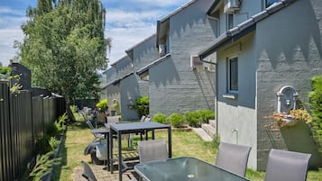 Apartment, 2 Schlafzimmer, zum Innenhof hin (Free Wi-Fi & Parking) | Terrasse/Patio