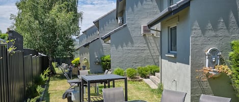 Appartement Affaires, 2 chambres, cÎté cour intérieure (Free Wi-Fi & Parking) | Terrasse/patio