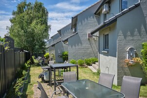 비즈니스 아파트, 침실 2개, 마당 (Free Wi-Fi & Parking) | 테라스/파티오