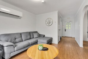 Apartamento premier, 3 quartos (Free Wi-Fi & Parking) | Área de estar | TV de tela plana