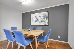Apartamento premier, 3 quartos (Free Wi-Fi & Parking) | Área de estar | TV de tela plana