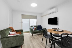 Apartment, 2 Bedrooms, Courtyard Area, Free Wi-Fi & Parking | Living area