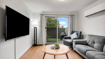 Premier-lejlighed - 3 soveværelser (Free Wi-Fi & Parking) | Opholdsområde | Fladskærms-tv