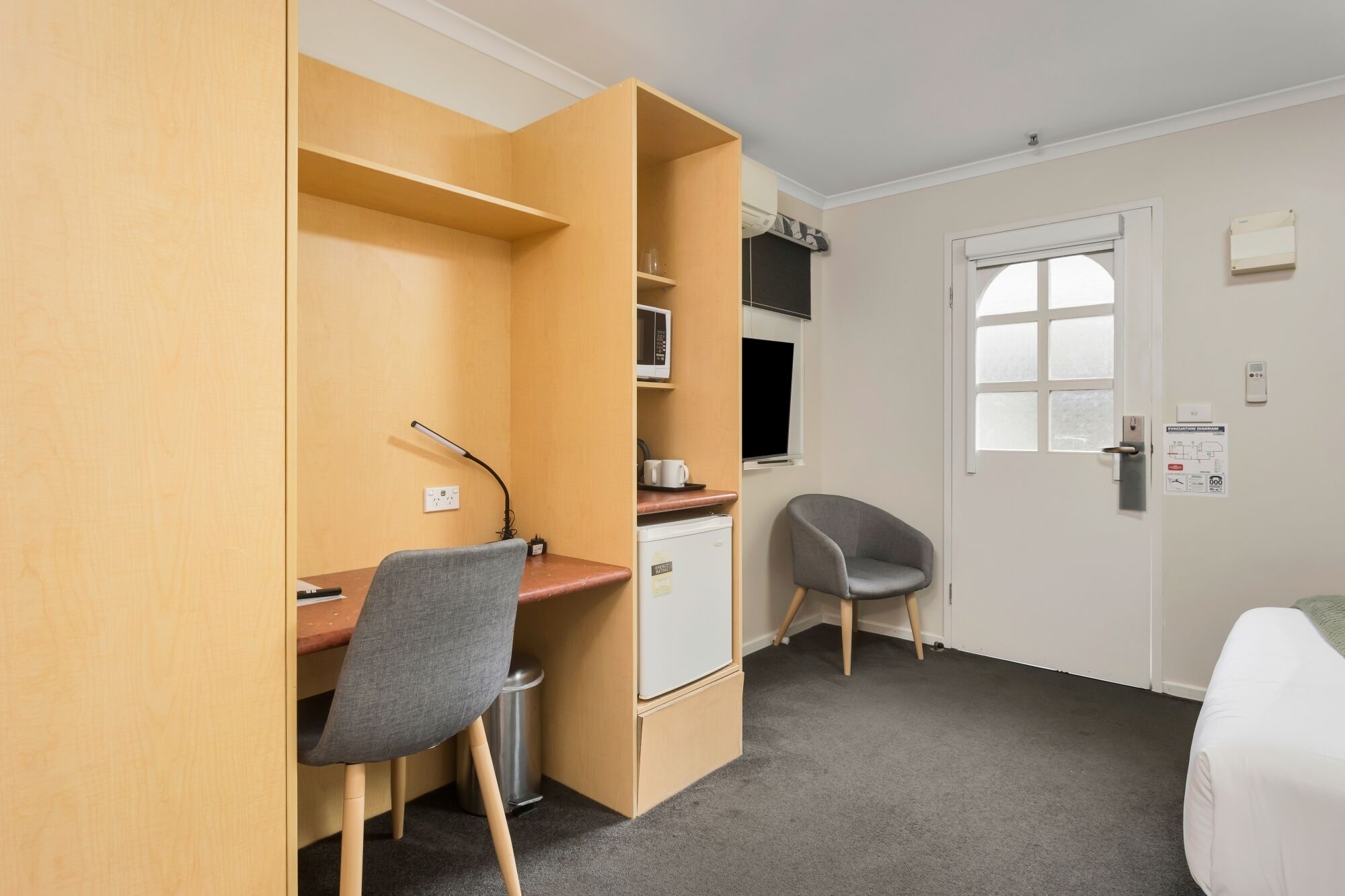 Standard Room, 1 Queen Bed, Free Wi-Fi & Parking | Premium bedding, pillowtop beds, iron/ironing board, WiFi (free)