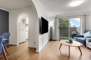 Three Bedroom Suite, Free Wi-Fi & Parking | Living area