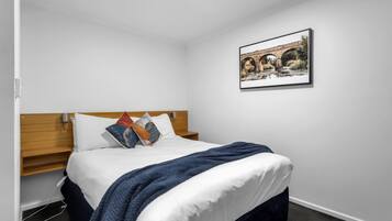 Apartemen Bisnis, 2 kamar tidur, area halaman (Free Wi-Fi & Parking) | 1 kamar tidur, seprai premium, dan bantalan ekstra lembut