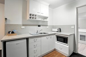 Apartment, 2 Bedrooms, Free Wi-Fi & Parking | Private kitchen