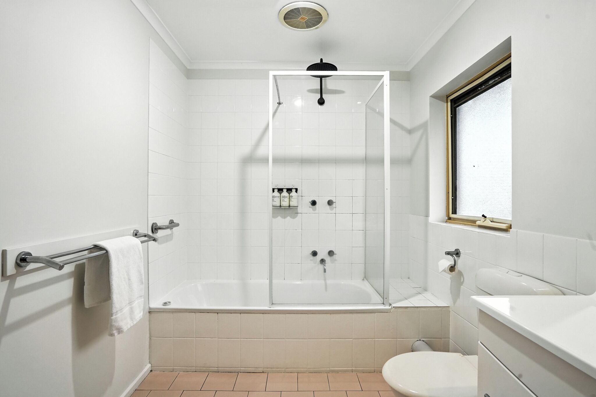 Une salle de bain moderne avec une douche à parois de verre, une baignoire blanche, des toilettes et un lavabo.