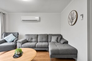 Three Bedroom Suite, Free Wi-Fi & Parking | Living area