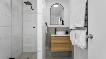 Apartemen Bisnis, 2 kamar tidur, area halaman (Free Wi-Fi & Parking) | Kamar mandi | Perlengkapan kamar mandi ramah lingkungan, pengering rambut, dan handuk