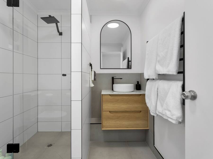 Quarto superior, 2 quartos, no pátio (Free Wi-Fi & Parking) | Banheiro | Produtos de toalete biodegradáveis, secador de cabelo, toalhas de banho