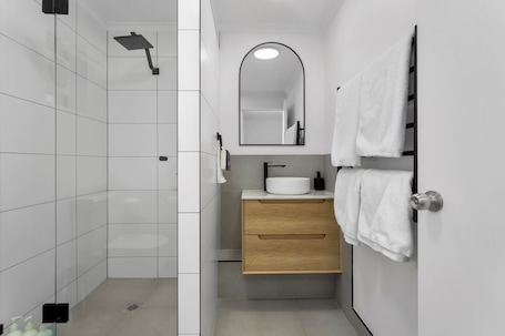 Apartment, 2 Bedrooms, Courtyard Area, Free Wi-Fi & Parking | Bathroom. Elphin Motel & Serviced Apartments