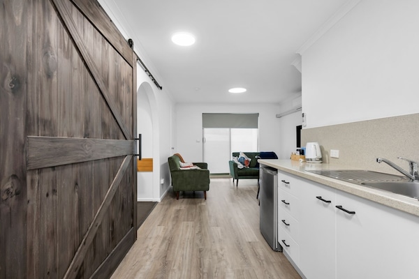 Superior-Zimmer, 2 Schlafzimmer, zum Innenhof hin (Free Wi-Fi & Parking) | Wohnbereich | Flachbildfernseher