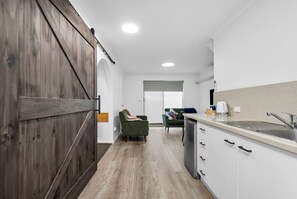 Apartment, 2 Bedrooms, Courtyard Area, Free Wi-Fi & Parking | Living area