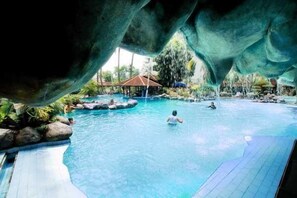 Outdoor pool - Hotel Danau Toba International (Medan)