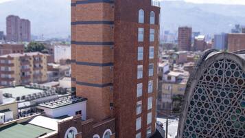 Vista frontal de la propiedad por la tarde o noche