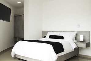 Habitación superior, vista a la ciudad | Caja de seguridad en la habitación y escritorio 