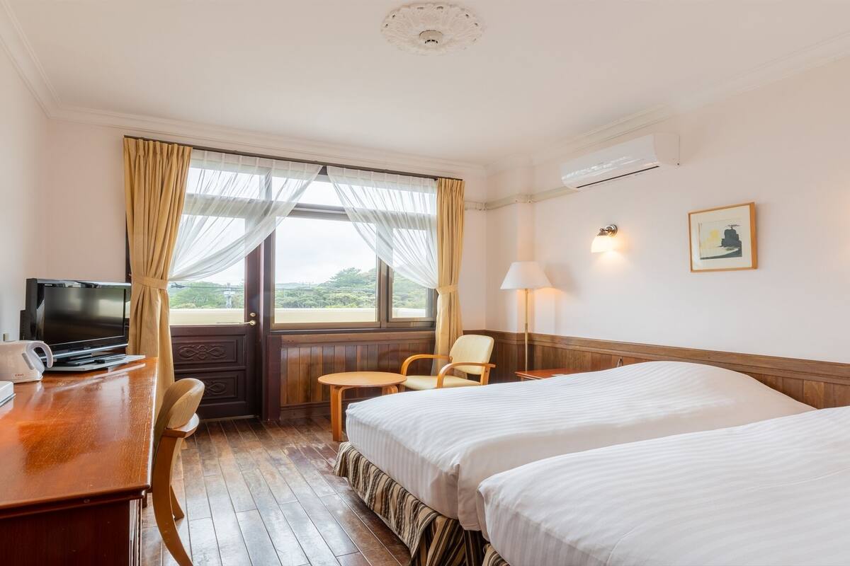 hollywood twin room, non smoking | desk, free wifi, wheelchair access