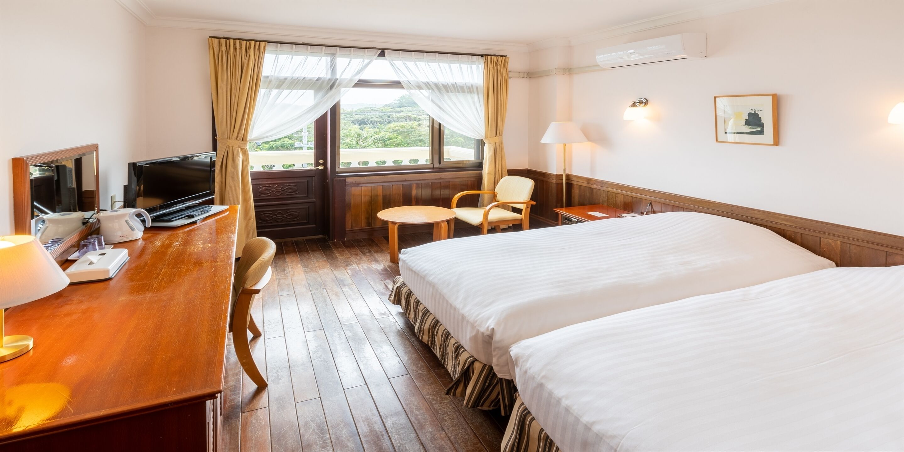 hollywood twin room, non smoking | desk, free wifi, wheelchair access