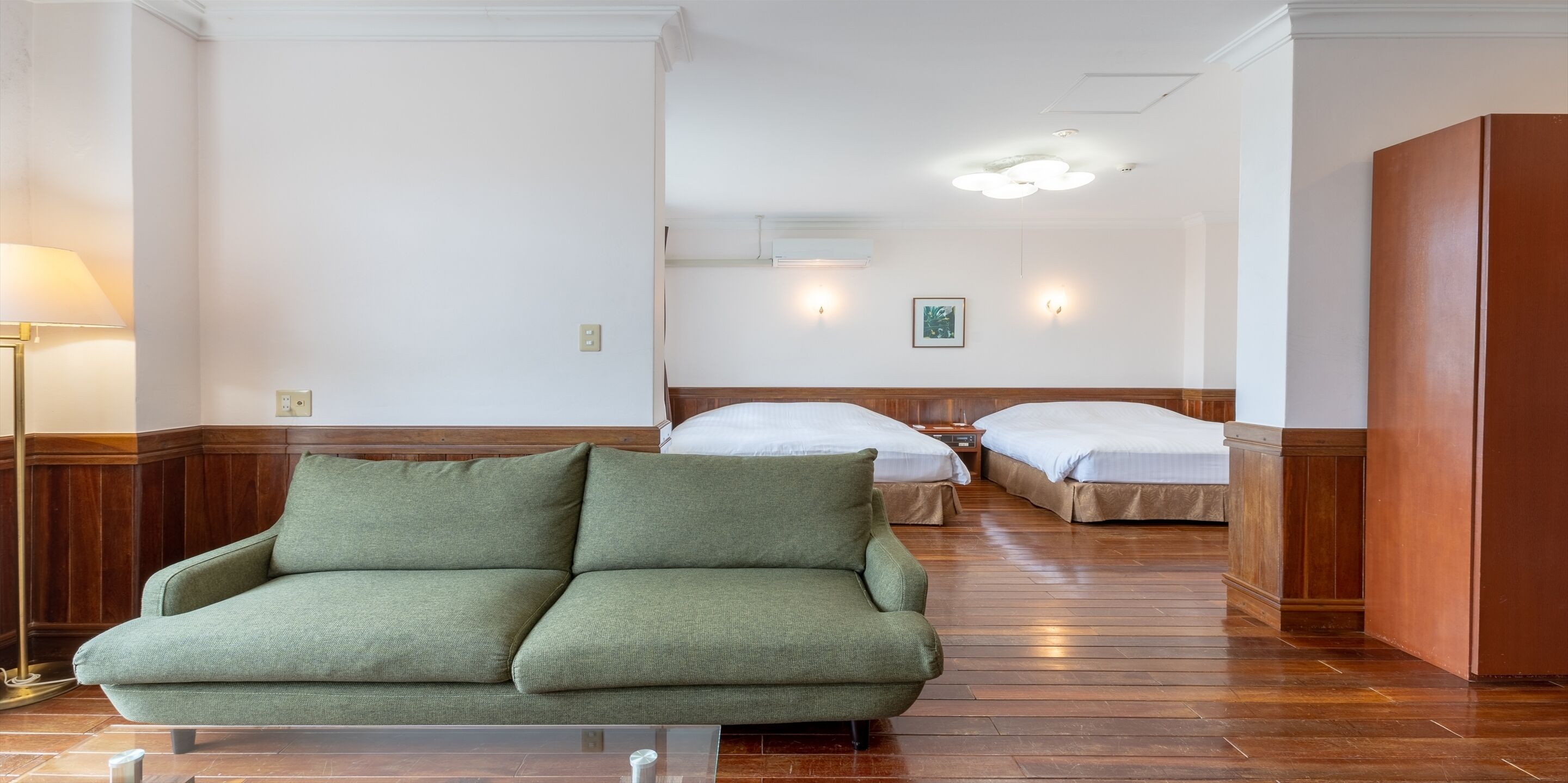 deluxe twin room | living area | flat-screen tv