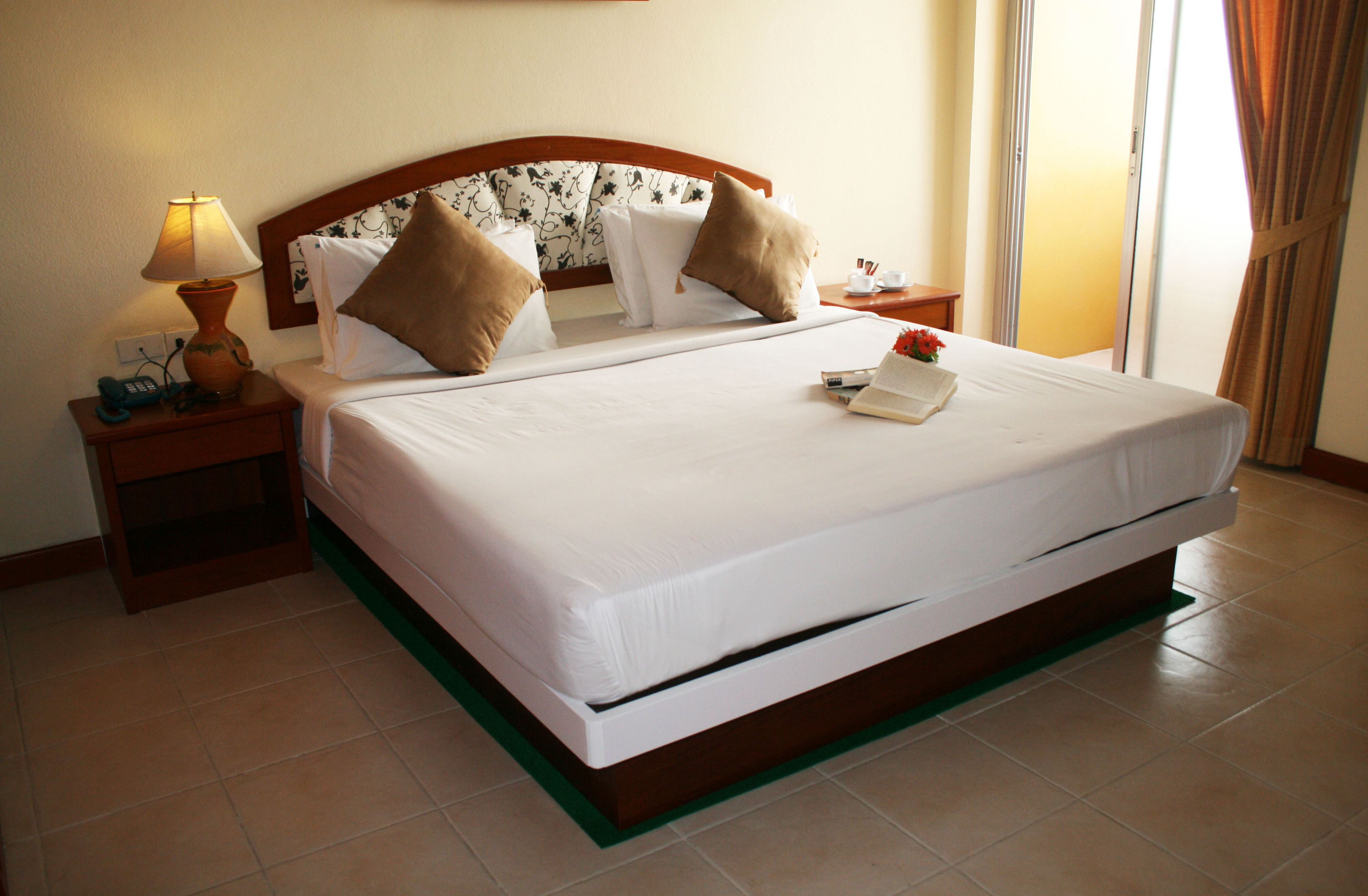 room | in-room safe, desk, soundproofing, rollaway beds