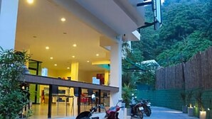 Front of property - The Wave Patong Boutique Hotel (Patong)