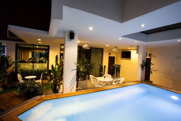 2 Außenpools, Sonnenschirme, Liegestühle