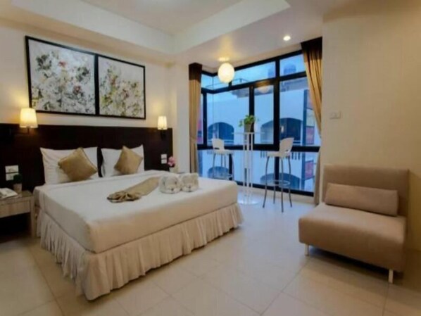 1 chambre, coffre-fort, bureau, fer et planche à repasser