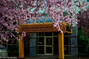 Property entrance - Hotel Patagonia Plaza (San Martin de los Andes)