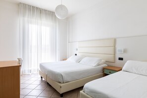 三人房, 部分海景 | 客房内保险箱、办公桌、免费 WiFi、床单