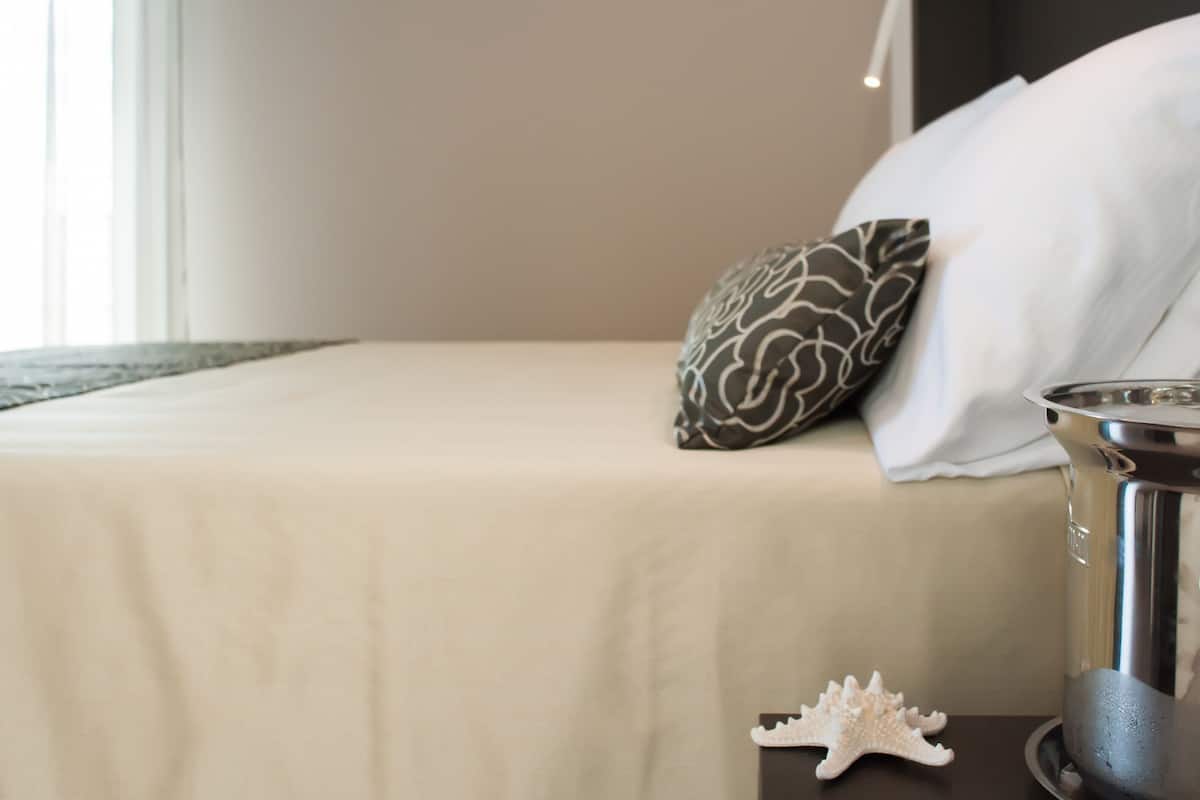 Een kluis op de kamer, een bureau, gratis wifi, beddengoed