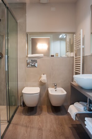 Asciugacapelli, bidet, asciugamani