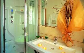 Double Room, Partial Sea View, Annex Building | Bathroom | Hair dryer, bidet, towels - Hotel Palos (Rimini)