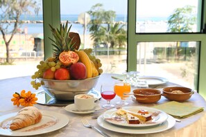 Colazione a buffet, servita tutte le mattine (15 EUR a persona) 