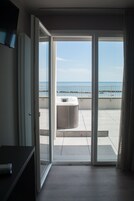 Suite monolocale Junior, vista collina, edificio separato | Terrazza/patio