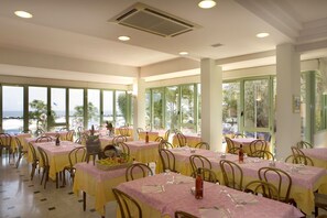 供应早餐、午餐和晚餐，地区菜