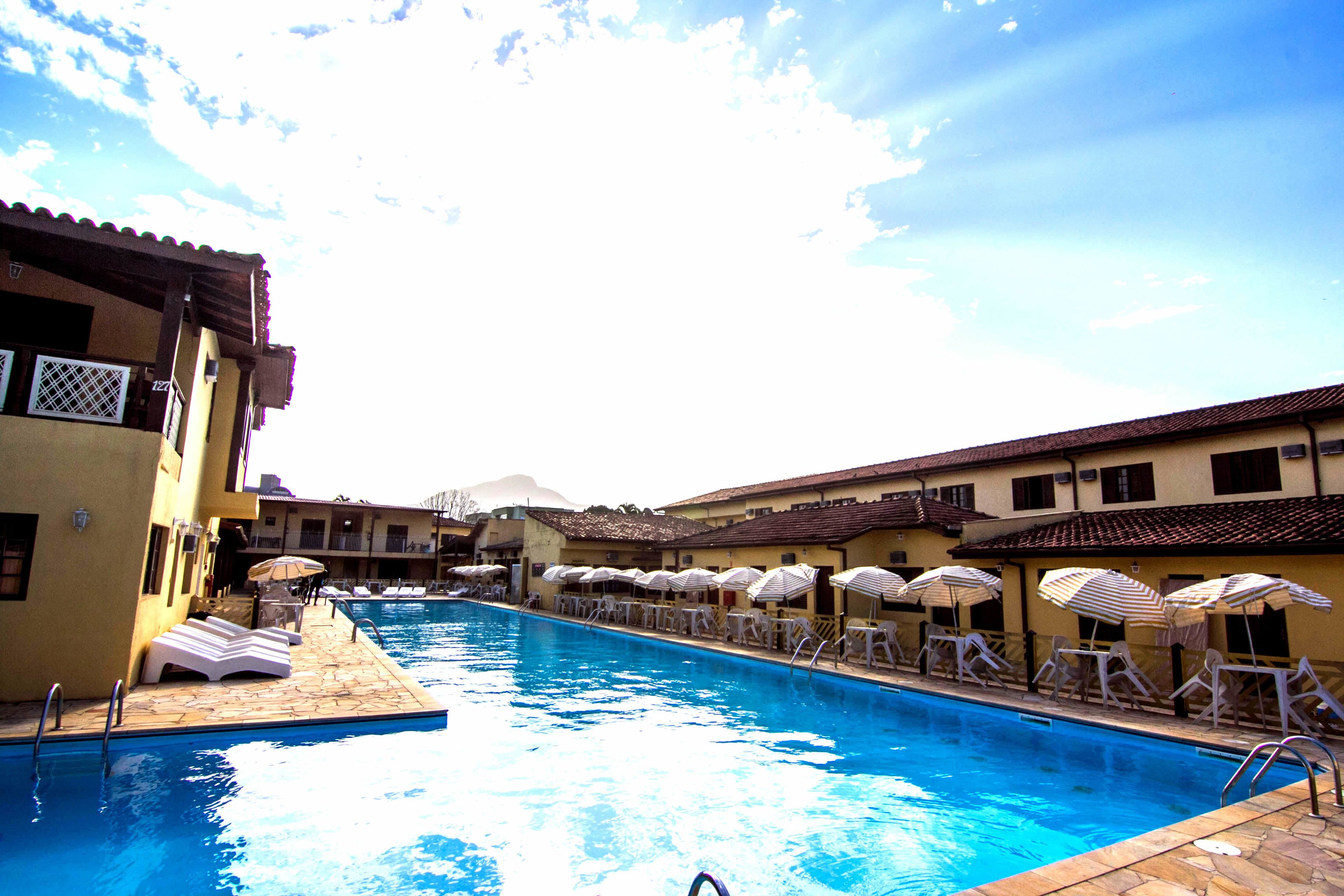 Una piscina cubierta, una piscina al aire libre