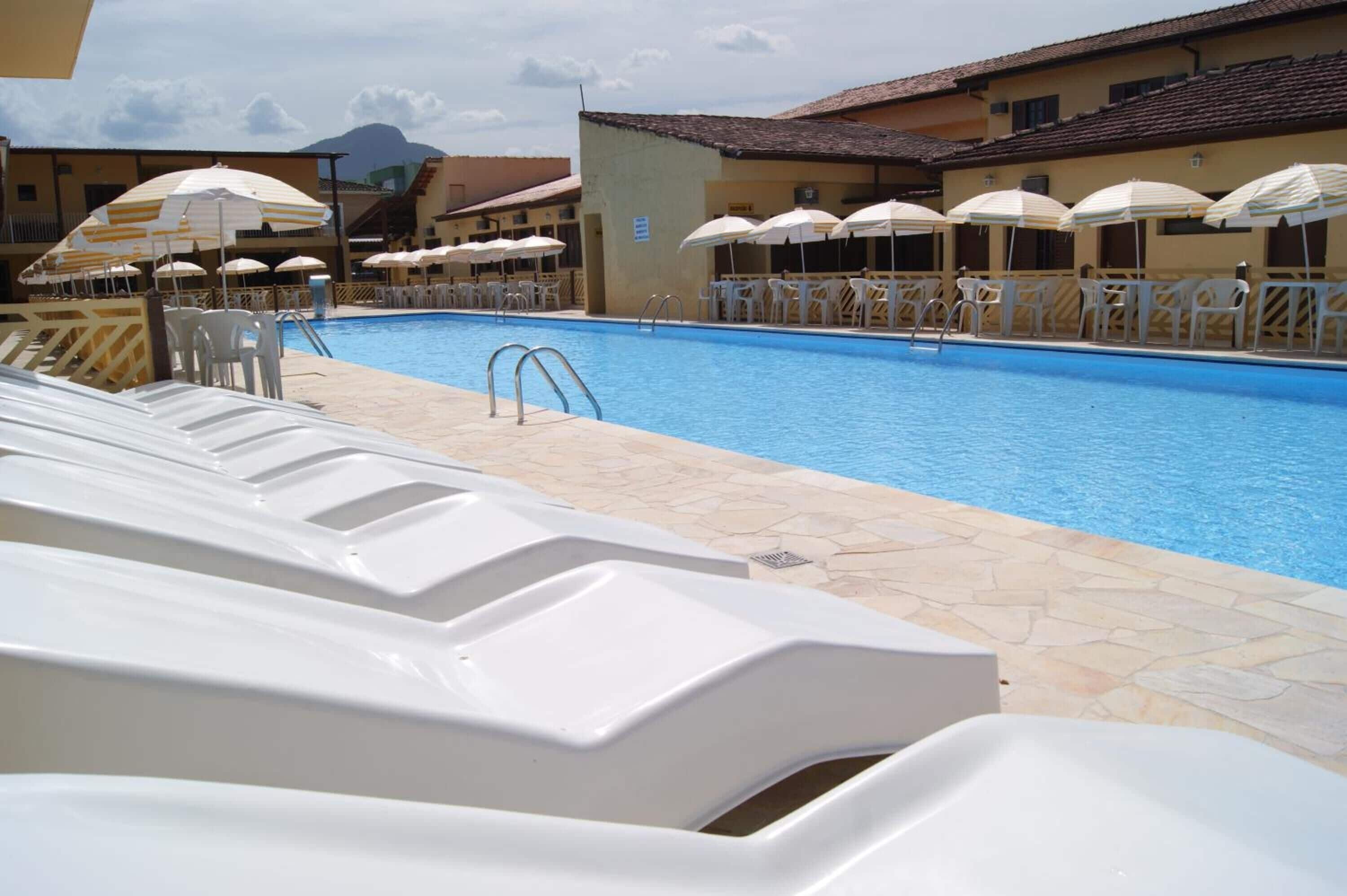 Una piscina techada, una piscina al aire libre