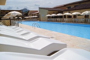 Una piscina cubierta, una piscina al aire libre