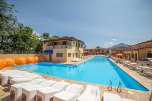 Una piscina cubierta, una piscina al aire libre
