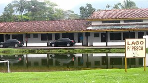 A building with a tiled roof and a sign reading "LAGO P/PESCA". - Hotel Fazenda 3 Poderes (Caraguatatuba)