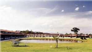 A hotel with a large pool, a covered outdoor area, and a view of the surrounding landscape. - Hotel Fazenda 3 Poderes (Caraguatatuba)
