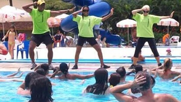 A swimming pool with people in the water and on the pool deck. - Hotel Fazenda 3 Poderes (Caraguatatuba)