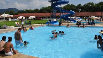 3 piscines extérieures, parasols de plage, chaises longues