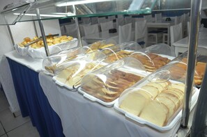 Ze serveren er ontbijt, lunch en diner 