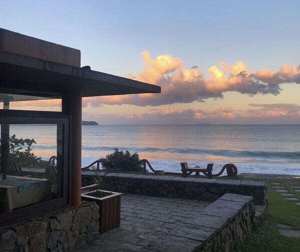 Näkymä rannalle/valtamerelle