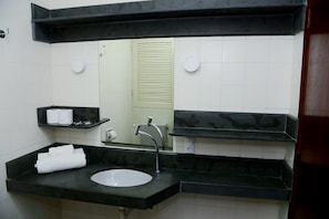 Bathroom - Brisa Hotel (Caraguatatuba)