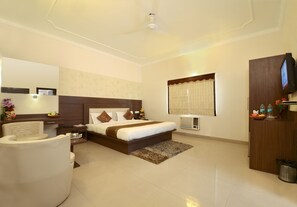 Deluxe Double Room | Minibar, desk, free WiFi - Hotel Maniram Palace (Agra)
